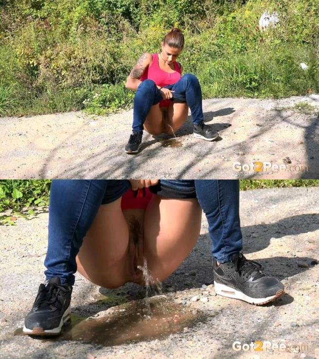 Got2Pee: (Amateur) - Pulled Down Tight Jeans Oct 4, 2017 [FullHD / 107 MB]