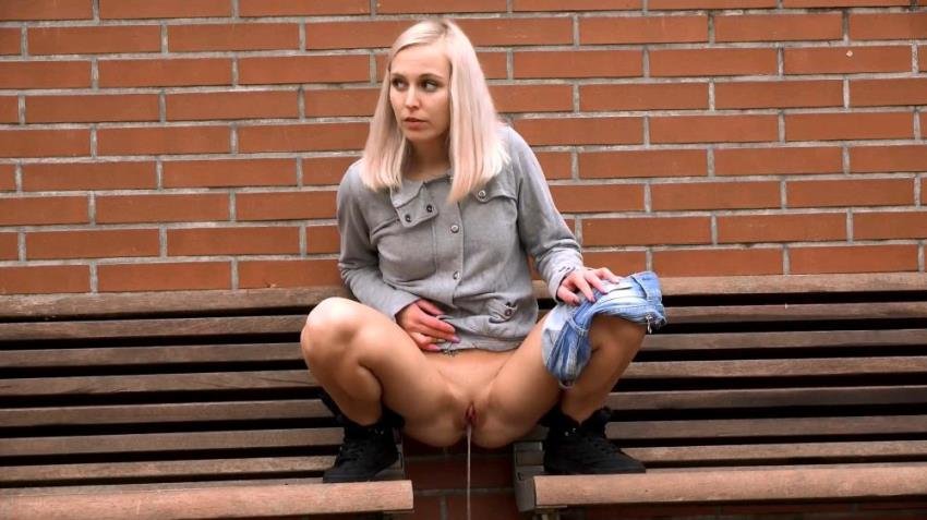 Piss Video: (Amateur) - Blonde On Wood [FullHD / 104 MB]