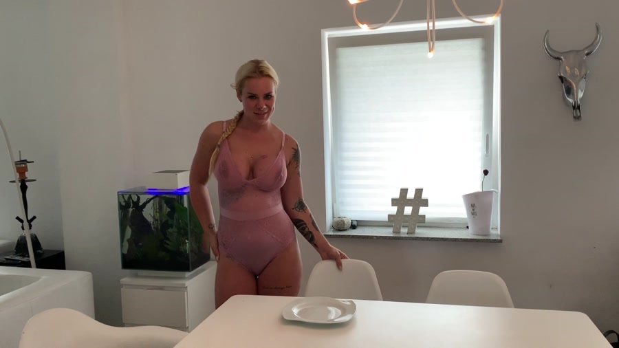 Solo: (SteffiBlond) - Breakfast is ready - I come kack and piss your plate full with Devil Sophie [UltraHD 4K] - Pee, Farting