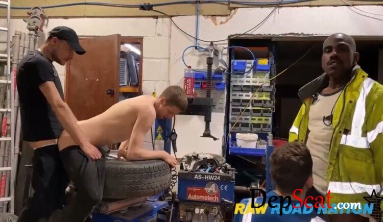Ginder Lad Gets More Than 1 Oil Change [HD 720p] 379.1 MB