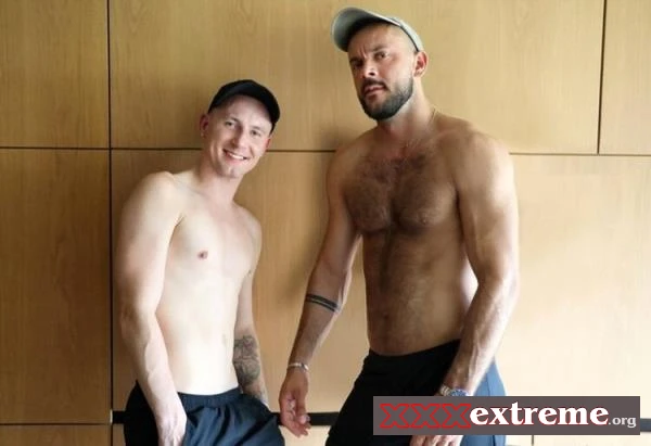 A last load before leaving his hotel [HD 720p] 550.2 MB