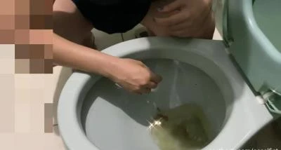 Comendo a merda dele que saiu direto no vaso [HD 720p] 47.68 MB