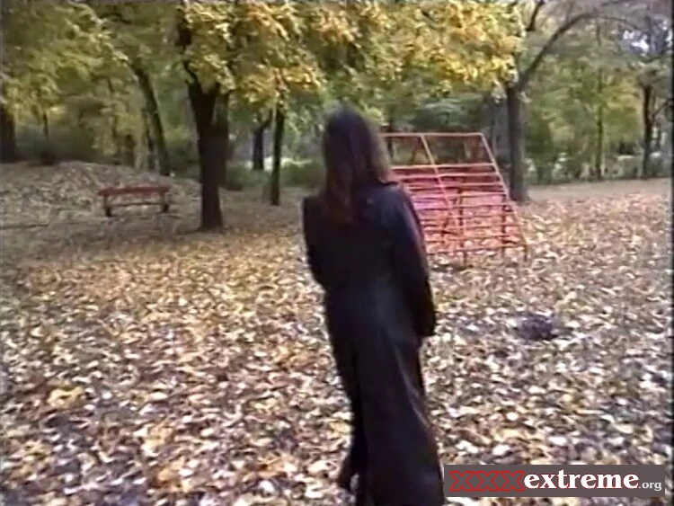 Golden Piss 36 - Alte Weiber Pissen Draußen [DVDRip] 1.95 GB