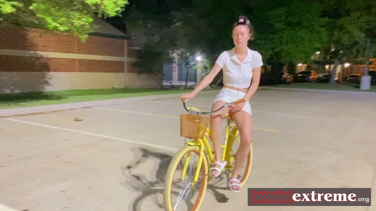 PeachyPoppy - Pissing While Riding My Bike [FullHD 1080p] 893.6 MB