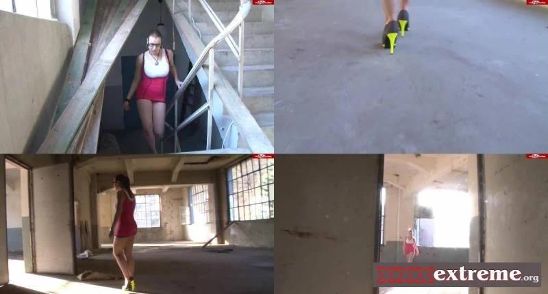 Upskirt, Heels und Nippelwalk mit sexy-engel [HD 720p] 53.24 MB