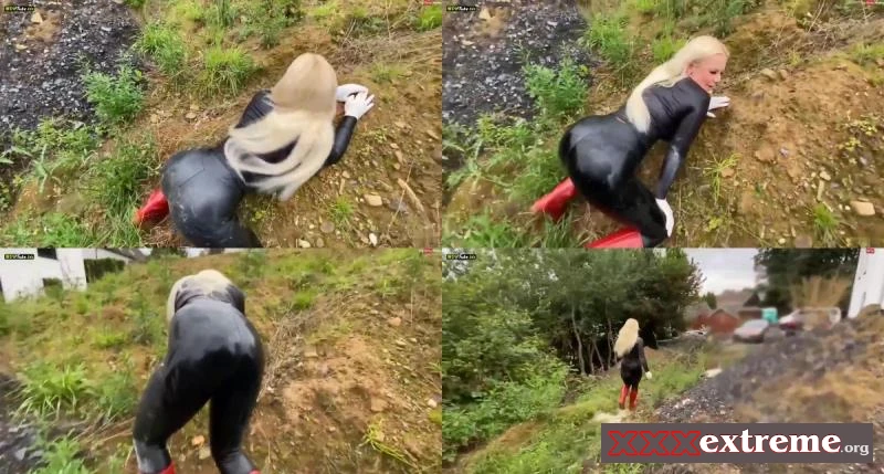 Devil Sophie - Angepisst eingenaesst und abgesmoked - Die pervers geile Latexpissschlampe [HD 720p] 83.38 MB