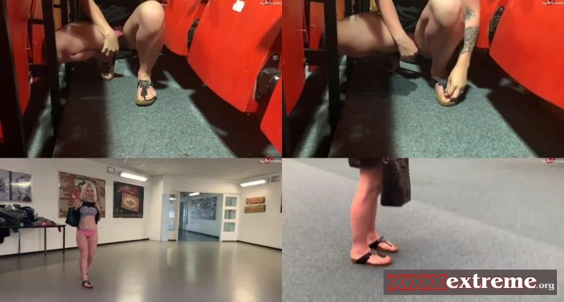 Devil Sophie - Sophie at the university ) Lecture hall I piss everything full - here smells every corner now for me with devil-sophie [HD 720p] 69.64 MB