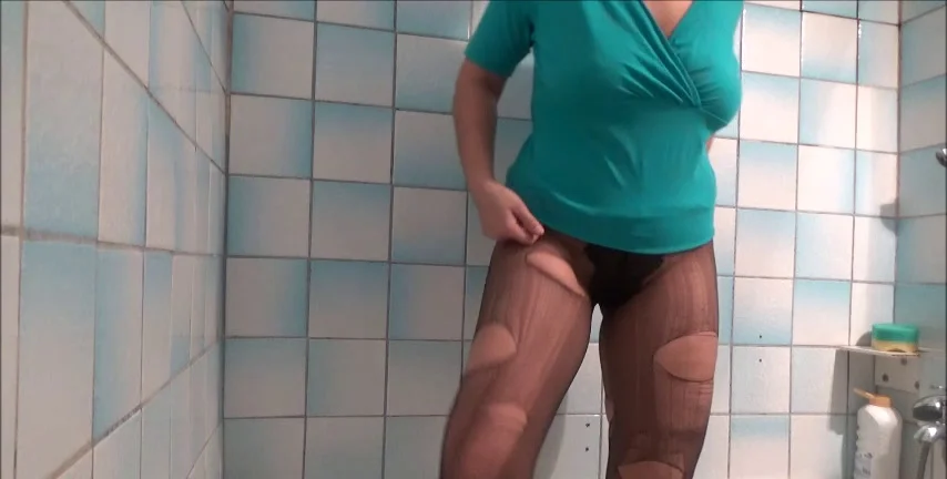 Mistress Roberta Dominates Toilet Slave with Copro Diarrhea Fetish - Extreme Porn Video on XXXExtreme