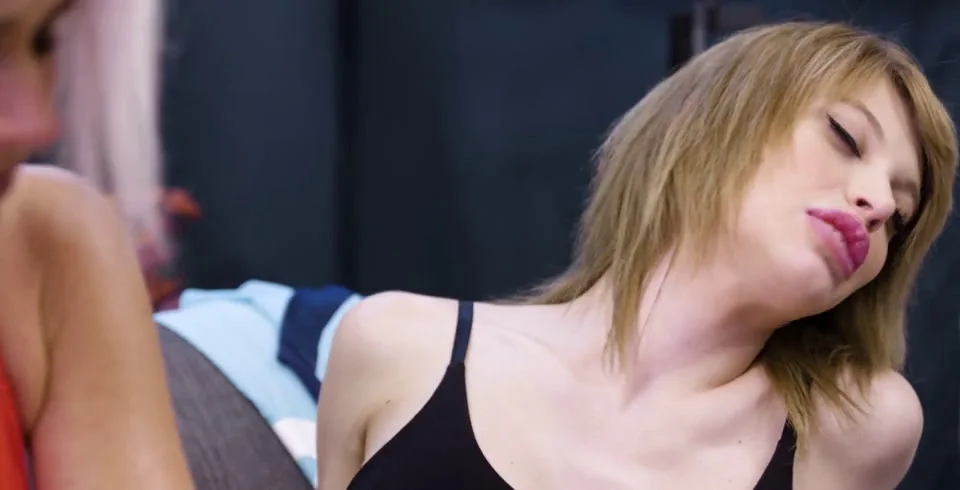 Izzy Wilde Transsexual Action - La Petite Blonde - Extreme Porn Video on XXXExtreme