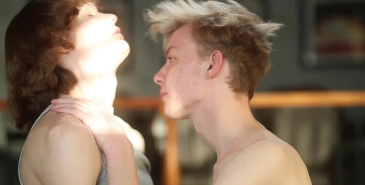 Ezra Tanner and Spikey Dee's Fiery Twink Bareback Tryst! - popular extreme video on XXXExtreme