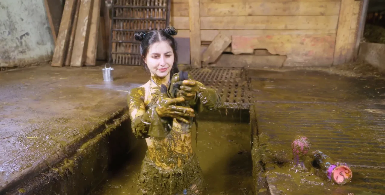 Kaitlyn Katsaros' Cowshed Scat with Aliens - Femdom Scat download on XXXExtreme